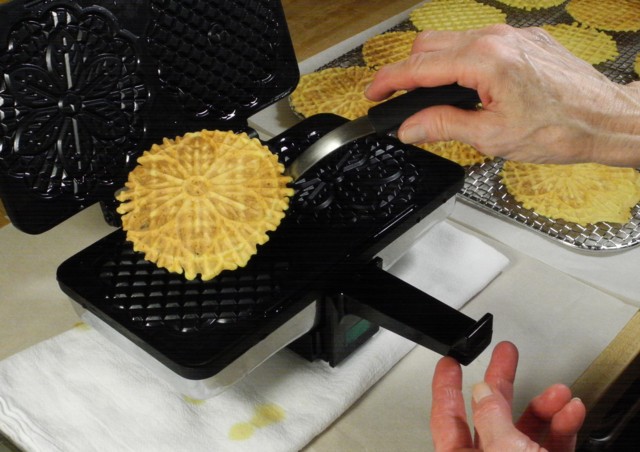 Stovetop Pizzelle Iron made in italy old fashioned way oil